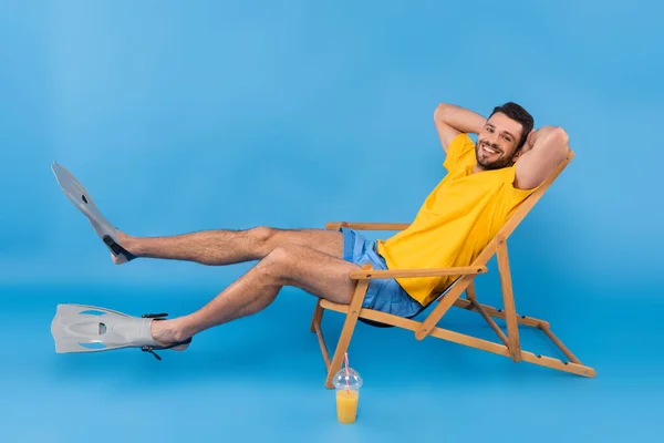 Homem Positivo Nadadeiras Sentadas Cadeira Praia Perto Suco Laranja Fundo — Fotografia de Stock