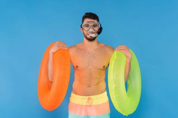 Mężczyzna Bez Koszuli Goglach Pływackich Nadmuchiwanymi Pierścieniami Odizolowany Niebiesko — Zdjęcie stockowe