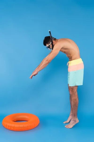 Hombre Sin Camisa Gafas Natación Pie Cerca Del Anillo Inflable —  Fotos de Stock