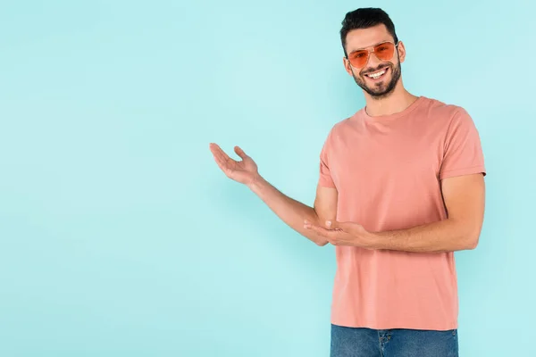 Lächelnder Mann Mit Sonnenbrille Zeigt Mit Den Händen Auf Blauem — Stockfoto