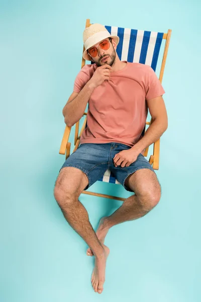 Vista Alto Ángulo Del Hombre Barbudo Sombrero Paja Gafas Sol — Foto de Stock