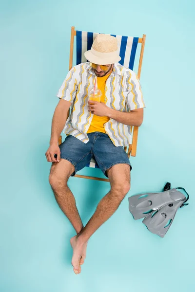 Vista Alto Angolo Dell Uomo Cappello Paglia Con Succo Arancia — Foto Stock