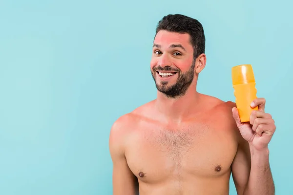 Shirless Man Met Zonnebrand Vasthouden Zonnebrandcrème Glimlachen Geïsoleerd Blauw — Stockfoto