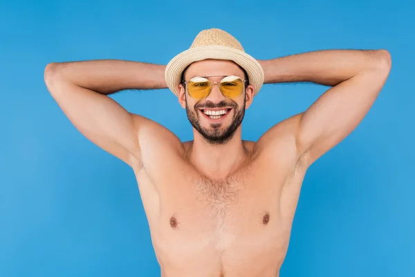 Positieve Shirtloze Man Met Zonnebril Zonnehoed Geïsoleerd Blauw — Stockfoto