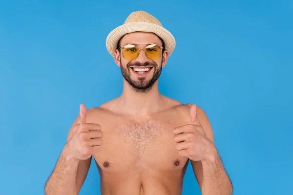 Homem Muscular Óculos Sol Mostrando Como Isolado Azul — Fotografia de Stock