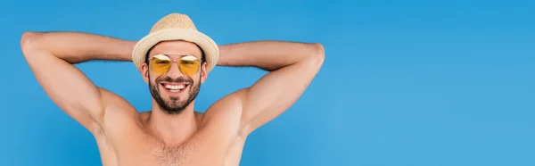 Gelukkig Shirtloze Man Met Zonnebril Strohoed Geïsoleerd Blauw Spandoek — Stockfoto