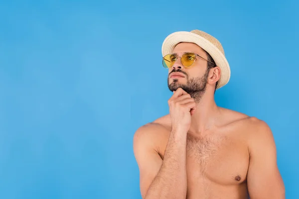 Pensive Shirtloze Man Met Een Zonnebril Kijken Weg Geïsoleerd Blauw — Stockfoto