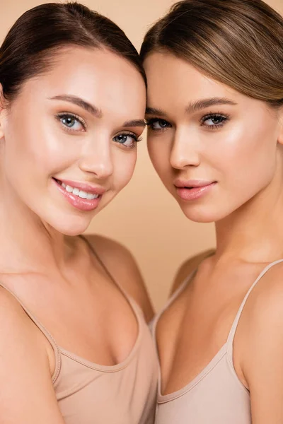 Zwei Lächelnde Frauen Mit Natürlichem Aussehen Und Perfekter Haut Die — Stockfoto