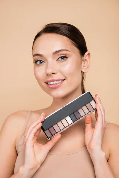 Mujer Sonriente Con Maquillaje Natural Sosteniendo Sombras Ojos Paleta Aislada — Foto de Stock