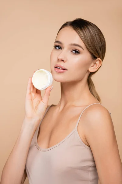 Jeune Femme Peau Parfaite Tenant Crème Cosmétique Isolée Sur Beige — Photo