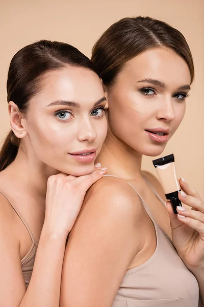 Young Woman Leaning Shoulder Pretty Friend Tube Concealer Isolated Beige — Stock Photo, Image