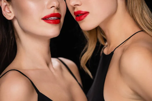 Καλλιεργημένη Άποψη Δύο Νεαρών Γυναικών Έντονα Κόκκινα Χείλη Απομονωμένα Μαύρο — Φωτογραφία Αρχείου