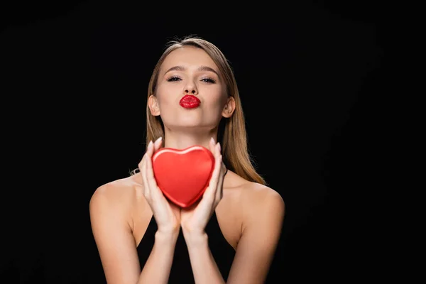 Молодая Женщина Коробкой Форме Сердца Воздушный Поцелуй Изолирован Черный — стоковое фото