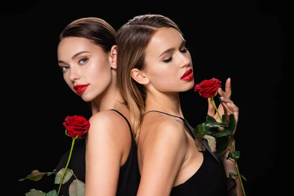 Mujeres Seductoras Sosteniendo Rosas Rojas Mientras Que Pie Espalda Con — Foto de Stock