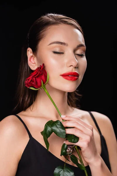 Молода Жінка Закритими Очима Тримає Червону Троянду Ізольовано Чорному — стокове фото