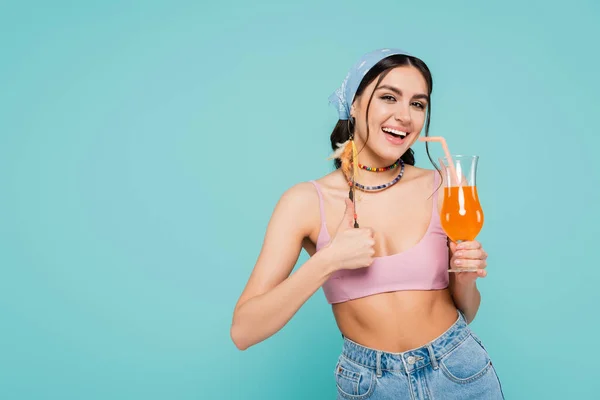 Glimlachende Vrouw Met Cocktail Tonen Als Gebaar Geïsoleerd Blauw — Stockfoto