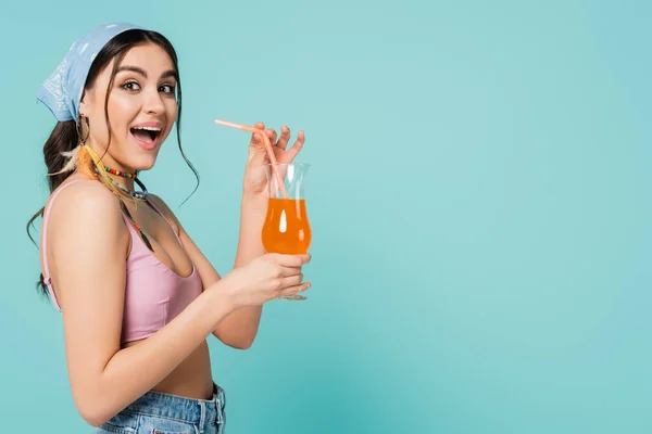 Mujer Alegre Bandana Sosteniendo Cóctel Aislado Azul — Foto de Stock