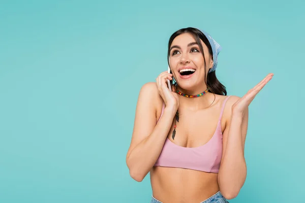 Mulher Positiva Cima Bandana Falando Smartphone Isolado Azul — Fotografia de Stock