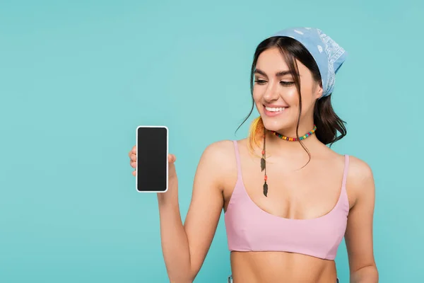 Vrolijke Vrouw Bandana Top Holding Mobiele Telefoon Geïsoleerd Blauw — Stockfoto