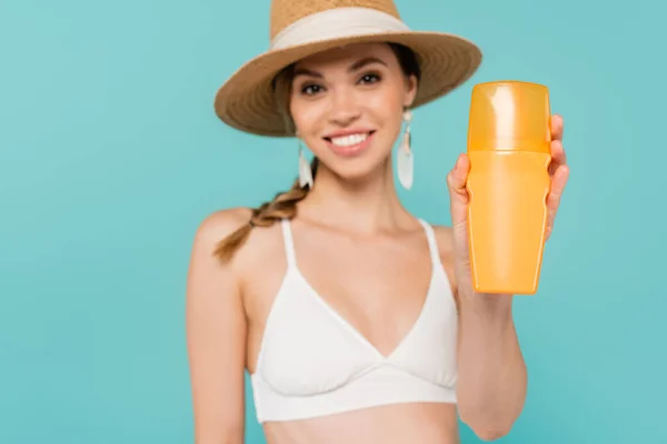 Zonnecrème Hand Van Wazige Vrouw Geïsoleerd Blauw — Stockfoto