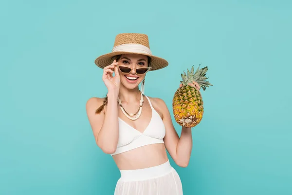 Veselá Žena Slunečních Brýlích Slamáku Drží Ananas Izolovaný Modré — Stock fotografie
