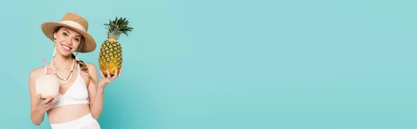 Щаслива Жінка Сонячному Капелюсі Тримає Ананас Коктейль Кокосі Ізольовані Синьому — стокове фото