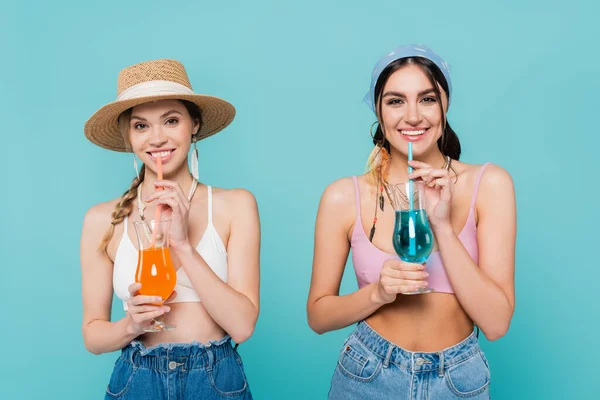 Mujeres Bonitas Con Cócteles Mirando Cámara Aislada Azul — Foto de Stock