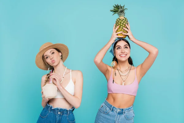 Hübsche Frauen Halten Ananas Und Cocktail Kokosnuss Isoliert Auf Blau — Stockfoto