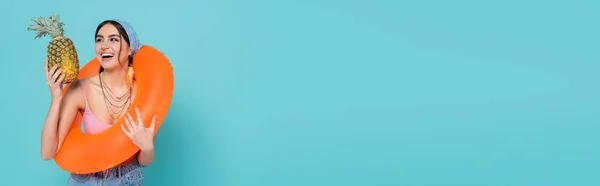 Весела Жінка Плавальним Кільцем Тримає Ананас Ізольовано Синьому Банер — стокове фото