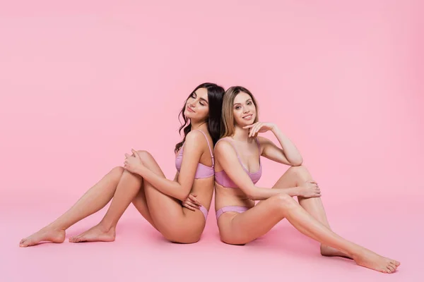 Mujeres Guapas Traje Baño Sentadas Espalda Con Espalda Sobre Fondo — Foto de Stock