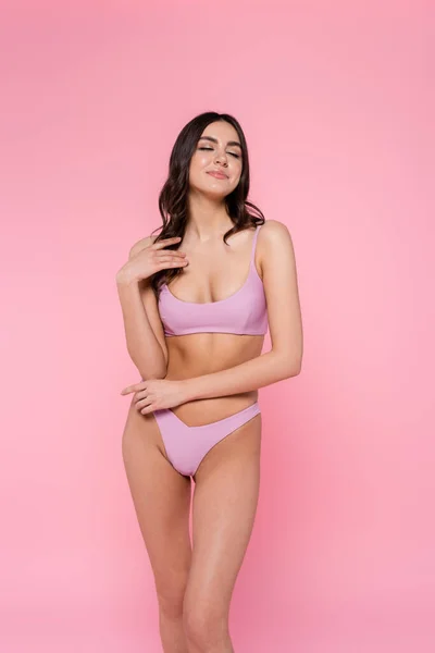 Mulher Magra Roupa Banho Com Olhos Fechados Isolados Rosa — Fotografia de Stock