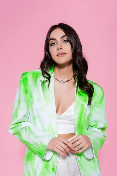 Mulher Mesquinha Blazer Olhando Para Câmera Isolada Rosa — Fotografia de Stock