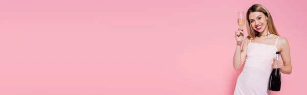 Glimlachende Vrouw Met Fles Glas Champagne Roze Achtergrond Banner — Stockfoto