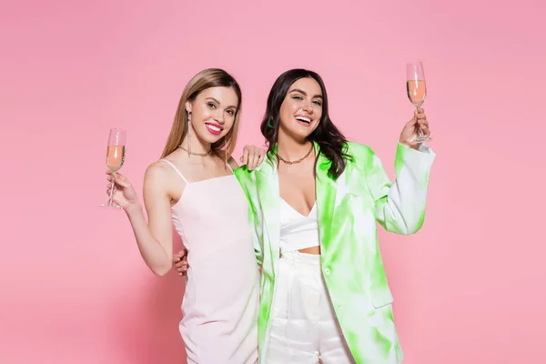 Positive Freunde Mit Champagner Blicken Die Kamera Auf Rosa Hintergrund — Stockfoto