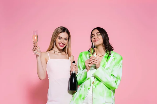 Vrolijke Vrouw Met Glas Fles Met Champagne Buurt Vriend Roze — Stockfoto