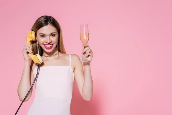 Mujer Sonriente Sosteniendo Champán Hablando Por Teléfono Sobre Fondo Rosa — Foto de Stock