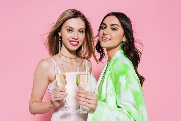 Glimlachende Vrienden Met Een Glas Champagne Kijken Naar Camera Roze — Stockfoto