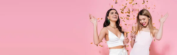 Mooie Vrienden Houden Champagne Buurt Confetti Roze Achtergrond Banner — Stockfoto