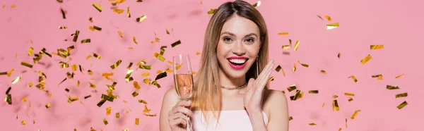 Positieve Vrouw Zoek Naar Camera Terwijl Het Houden Van Champagne — Stockfoto