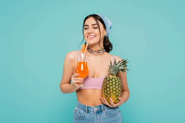 Lächelnde Frau Trinkt Cocktail Und Hält Ananas Isoliert Auf Blau — Stockfoto