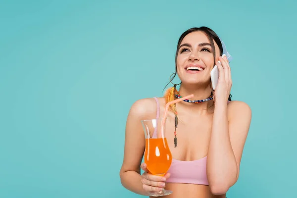 Mujer Positiva Con Cóctel Hablando Smartphone Aislado Azul — Foto de Stock