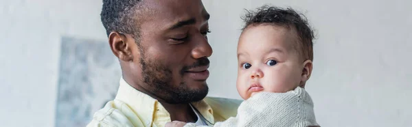 Glimlachende Afro Amerikaanse Man Zoek Naar Kleine Dochter Spandoek — Stockfoto