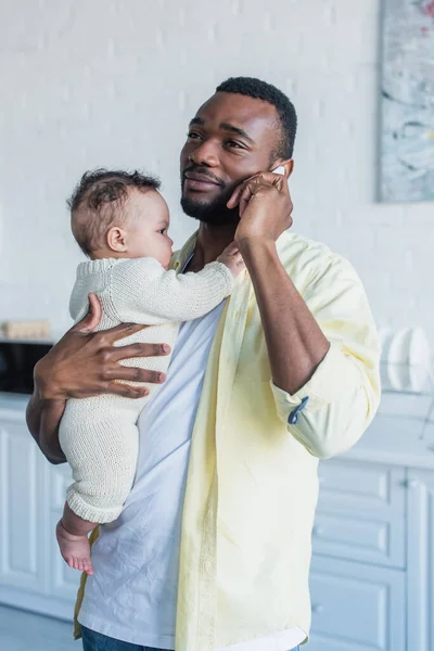Mosolygós Afro Amerikai Férfi Gazdaság Csecsemő Gyermek Miközben Hívja Okostelefon — Stock Fotó