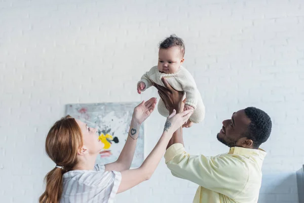 African American Man Raising Infant Child Wife Home — Stock Photo, Image