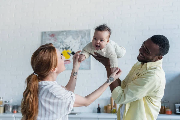 Pais Multiétnicos Alegres Brincando Com Criança Infantil Animada Casa — Fotografia de Stock