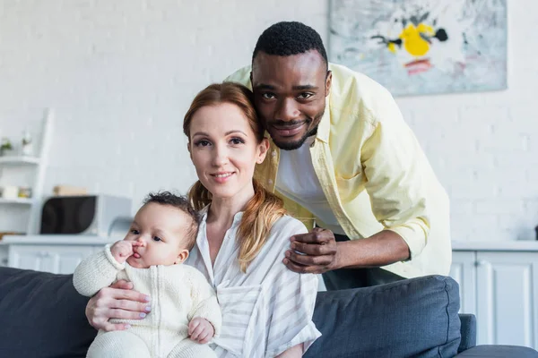 Alegre Afro Americano Homem Abraçando Esposa Sentado Com Filha Infantil — Fotografia de Stock