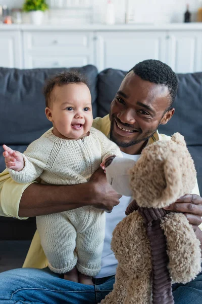 Gelukkig Afrikaanse Amerikaanse Man Houden Teddy Beer Buurt Vrolijke Baby — Stockfoto