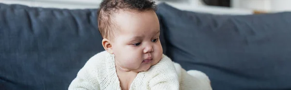 Niña Afroamericana Sofá Casa Pancarta — Foto de Stock