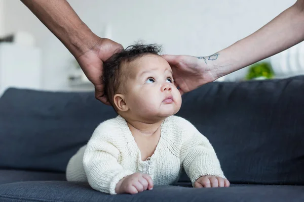 Rasblandat Man Och Kvinna Vidrör Huvudet Afrikansk Amerikansk Baby Flicka — Stockfoto