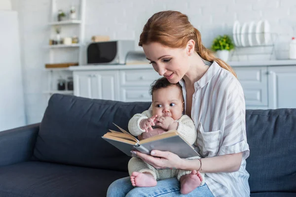 Woman Reading Book African American Baby Girl While Sitting Couch — Stock Photo, Image
